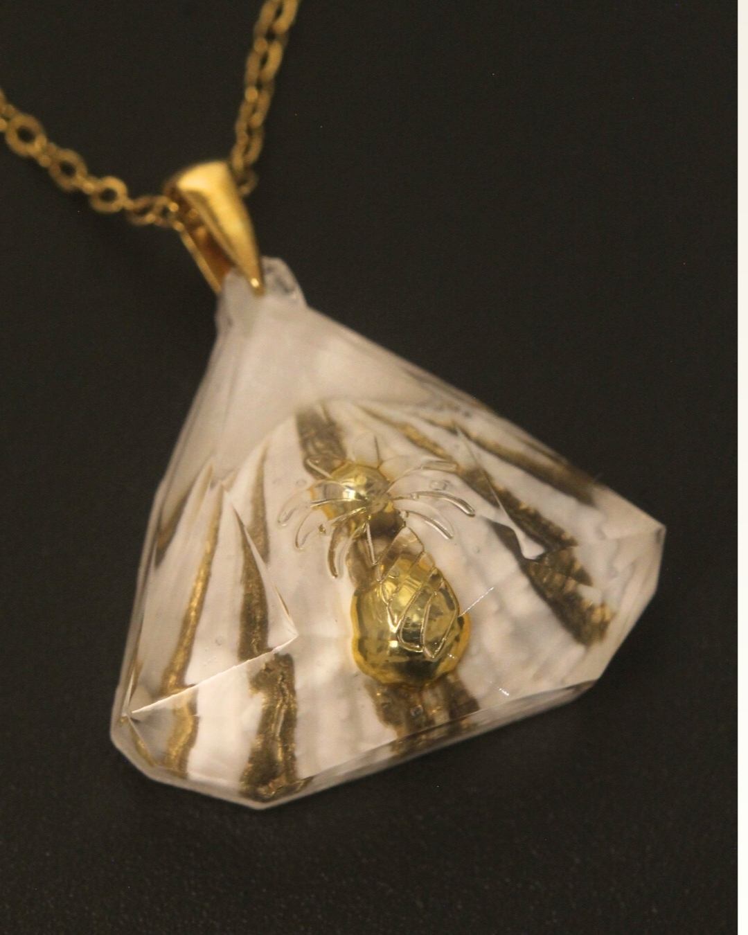 Galaxy White Pirave Diamond Reversed - Queens Shell
